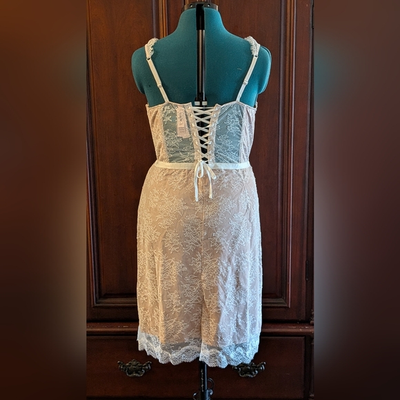 Victoria's Secret White Lace Chemise - Picture 4 of 7